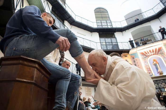 Pope washes feet of prisoners at Holy Thursday service