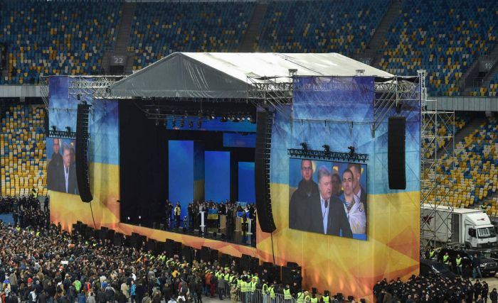   Así debaten los candidatos en Ucrania:   ante miles de personas en un estadio de fútbol