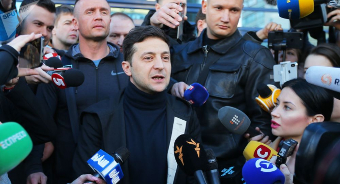   Stadion-Debatte: Selenski macht Kniefall – Poroschenko macht es ihm nach – VIDEO  