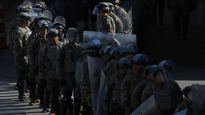  El Pentágono planea enviar más militares a la frontera para apoyar en labores con migrantes 
