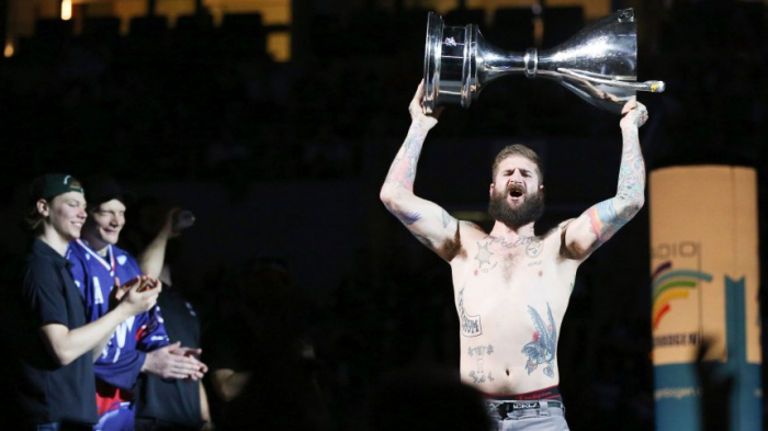 Die Adler Mannheim haben ihren Pokal kaputtgefeiert