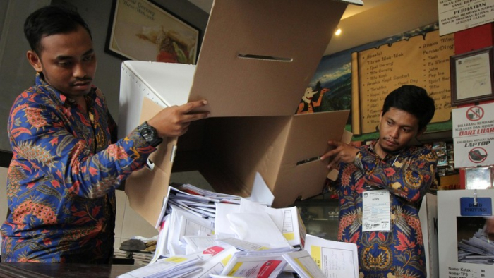   Mueren de agotamiento 272 funcionarios indonesios en el recuento de votos de las mayores elecciones de la historia  
