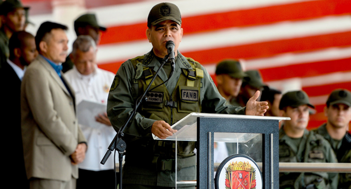 El ministro de Defensa venezolano asegura que hay normalidad en cuarteles y bases militares