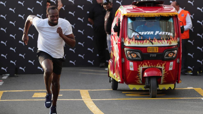 Usain Bolt gana una carrera a un mototaxi sin despeinarse