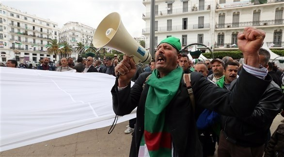 الجزائريون إلى الشوارع "حتى السقوط الكامل"