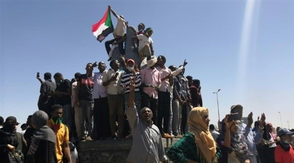 تفريق متظاهرين احتشدوا أمام القيادة العامة للجيش في الخرطوم