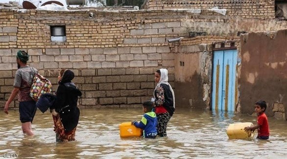 إيران توسع عمليات الإجلاء مع توقع أمطار جديدة