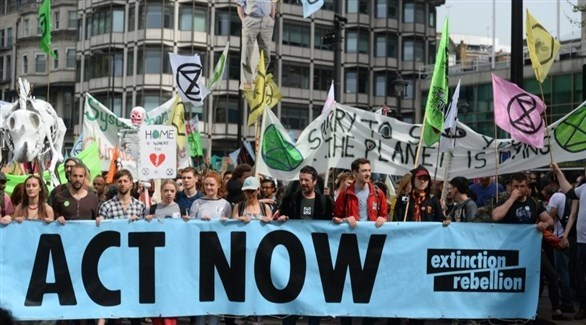 سلسلة بشرية لنشطاء حماية المناخ أمام بورصة لندن