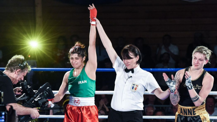 La boxeuse iranienne Sadaf Khadem gagne son premier combat