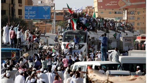مظاهرات السودان: المجلس العسكري يشكل لجنة مع قوى "إعلان الحرية والتغيير" لبحث الخلافات