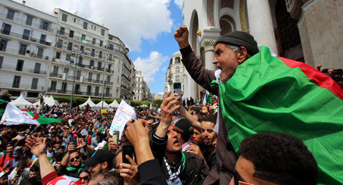 محلل سياسي: ملفات الفساد ستطول كبار رجال الأعمال في الجزائر