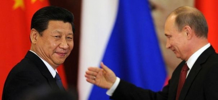 Chine: Xi Jinping décerne un titre universitaire à son «ami» Poutine