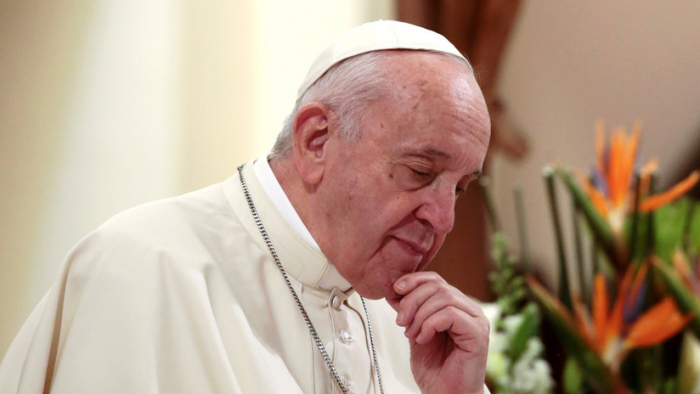     Papa Francisco:     "Estamos en una tercera guerra mundial a pedacitos"