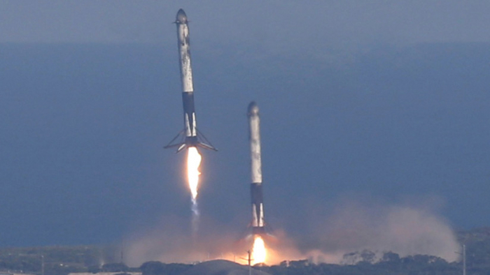   VIDEO:   SpaceX logra el aterrizaje exitoso por primera vez de los tres propulsores del cohete súper pesado Falcon Heavy