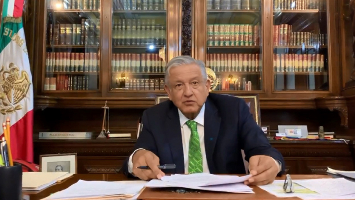 López Obrador firma un memorándum para cancelar la reforma educativa
