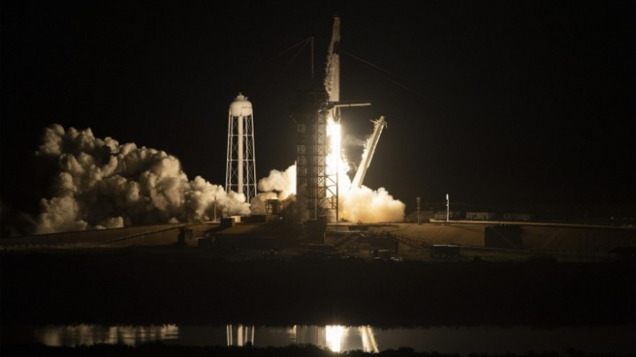 Riesenrakete bringt Satelliten ins All