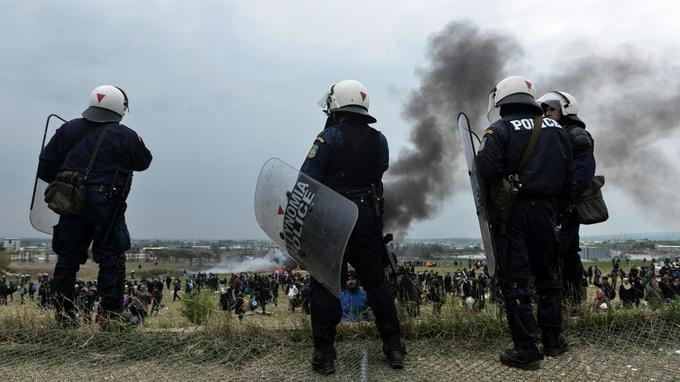   Grèce:   nouveaux heurts entre policiers et migrants