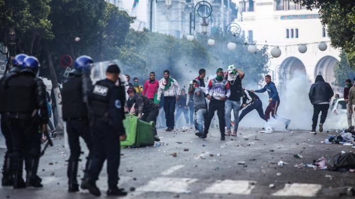 Wasserwerfer und Tränengas gegen Demonstranten
