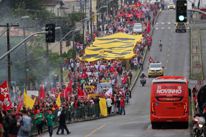   Brésil :   manifestations de soutien à Lula, en prison depuis un an