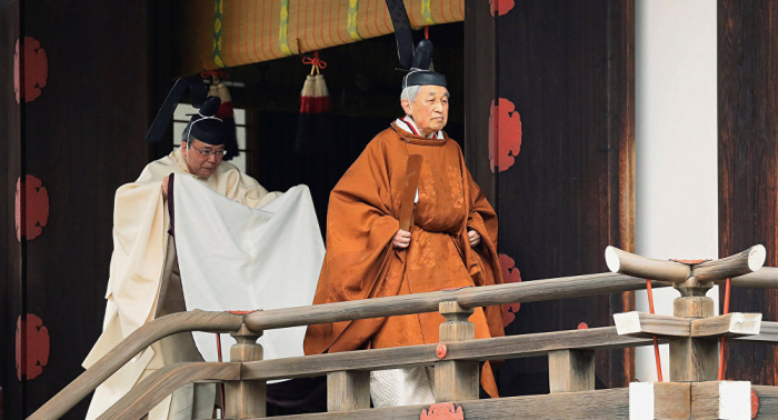 El emperador Akihito de Japón concluye los rituales previos a la abdicación