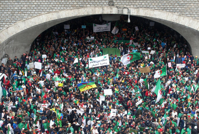  La calle de Argelia apunta ahora contra el régimen que amparó a Buteflika