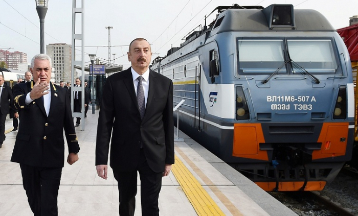  Presidente se familiariza con el tren de pasajeros de BTK