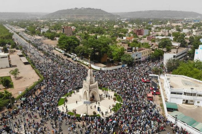 Des dizaines de milliers de Maliens manifestent contre le pouvoir et la France