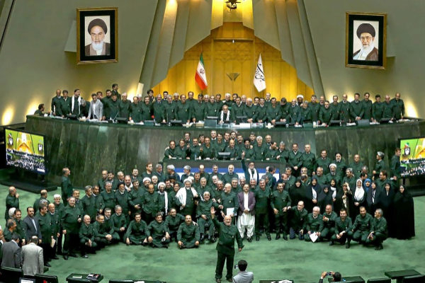 El caqui se cuela en el Parlamento iraní en apoyo a la Guardia Revolucionaria