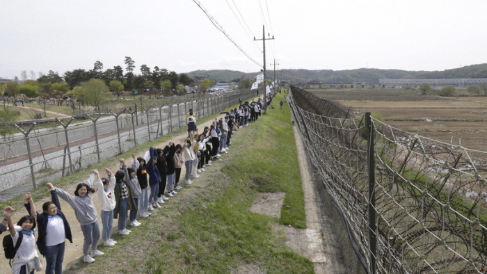 Una cadena humana de 500 kilómetros conmemora el primer aniversario de la cumbre intercoreana