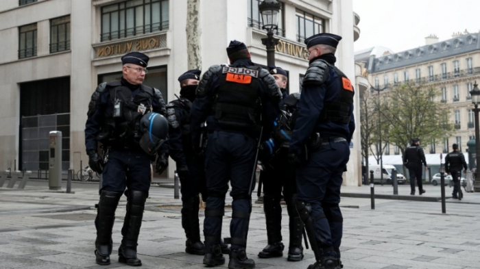   France:  un manifestant condamné pour avoir appelé au suicide des policiers 