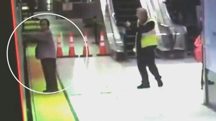 بالفيديو: امرأة تسقط بين القطار المتحرك والرصيف.. وتنجو