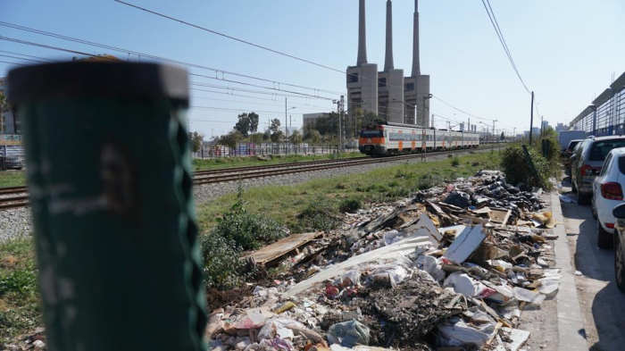 Un muro para evitar el vertido ilegal de basura en las vías de tren en Badalona