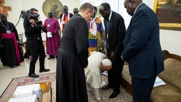   El papa Francisco besa los pies de los líderes de Sudán del Sur para persuadirlos a reconciliarse-  VIDEO    