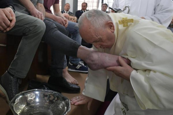 El Papa Francisco lava los pies a 12 reclusos de una cárcel de Roma-VIDEO