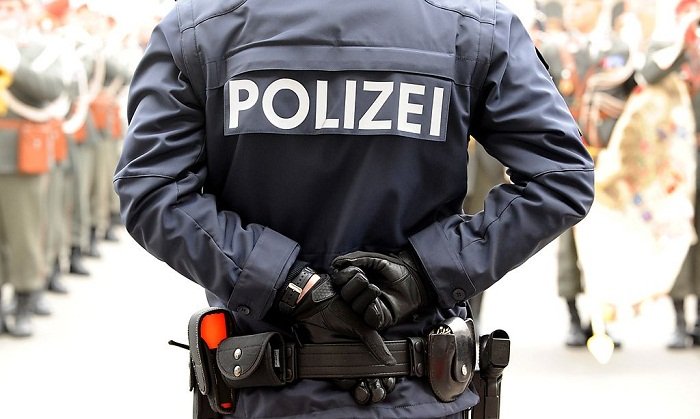    Allemagne:   une voiture fonce sur un centre commercial  