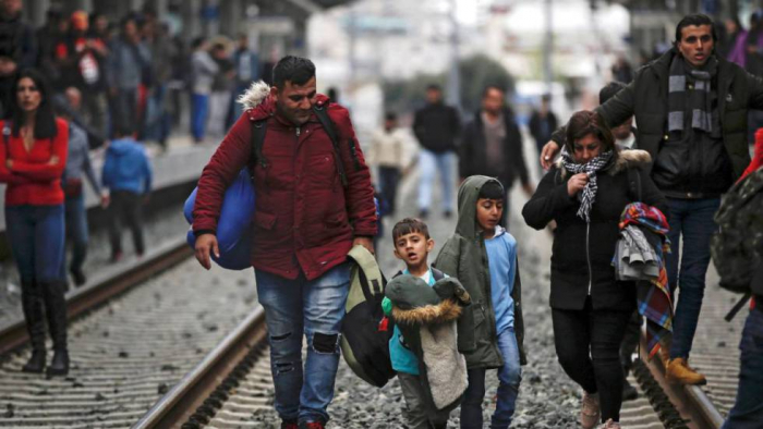 Un bulo empuja a cientos de refugiados hacia la frontera de Grecia con Macedonia del Norte