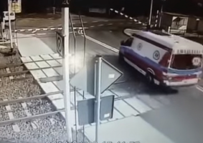   Fuertes imágenes  : un tren embiste a toda velocidad a una ambulancia en Polonia