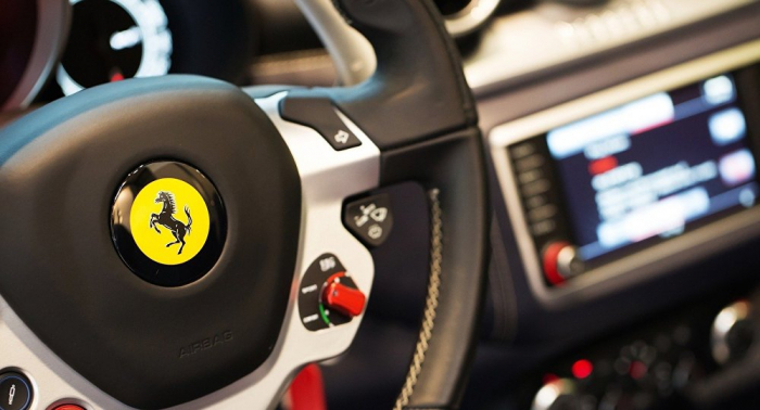Ferrari dévoile sa première voiture hybride rechargeable 