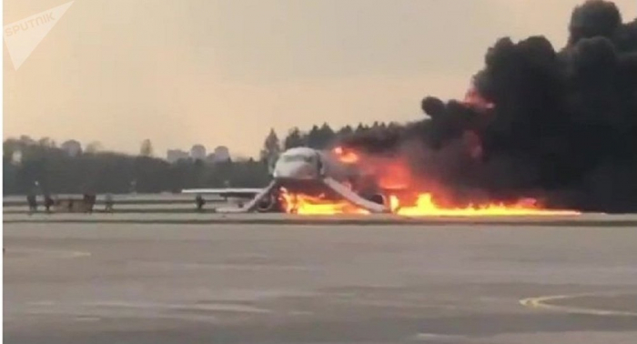   À Moscou, un avion de ligne prend feu lors de l