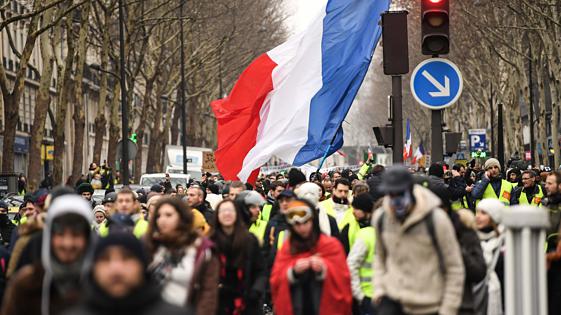 Gelbwesten protestieren am Internationalen Tag der Arbeit in Paris