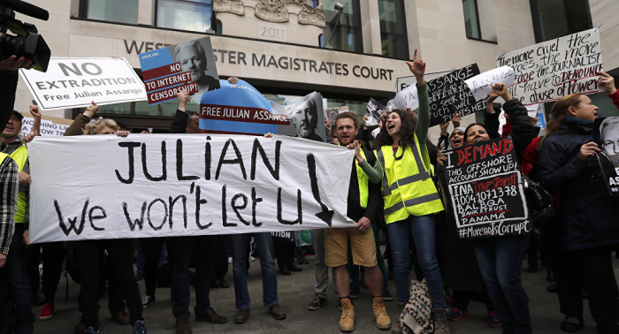 Simpatizantes de Assange estallan en ira en el juzgado de Westminster