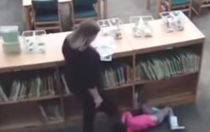 Cámaras graban cómo una maestra estadounidense maltrata a una menor