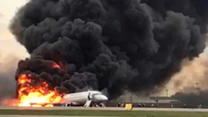  VIDEO:  Pasajeros saltan por las puertas delanteras para escapar de las llamas del avión accidentado en Rusia