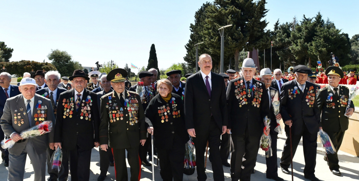   Präsident Aliyev nimmt an der Zeremonie zum 9. Mai in Baku teil  