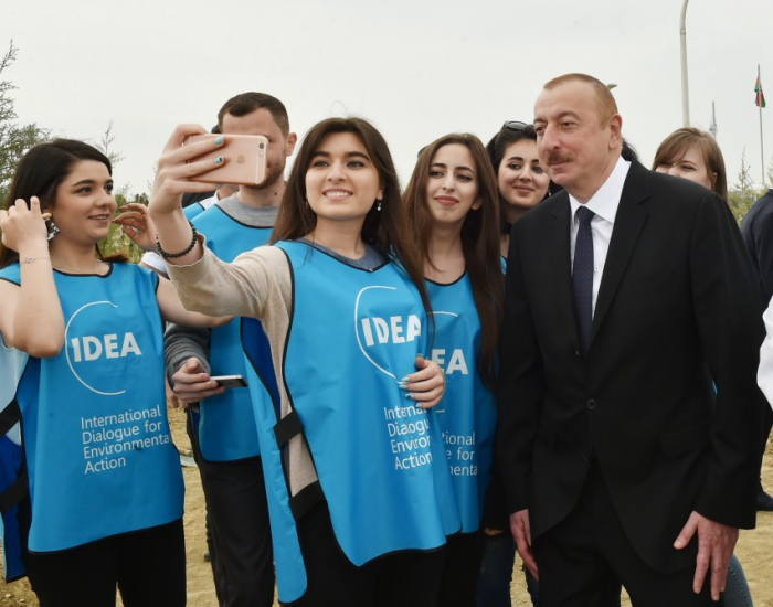   Prezident və xanımı gənclərlə “selfie” çəkdirdi -    FOTOLAR      