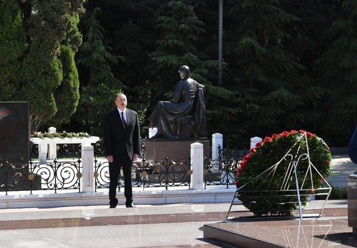   Presidente Ilham Aliyev visita la tumba del líder nacional azerbaiyano  