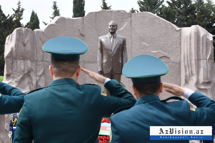  Aserbaidschaner gedenken des Nationalleaders Heydar Aliyev -  FOTOS