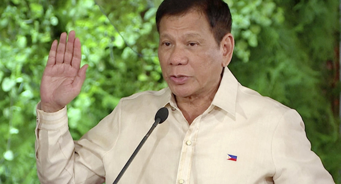   Philippinen: Riesige Kakerlake stört Rede von Präsident Duterte -   VIDEO    