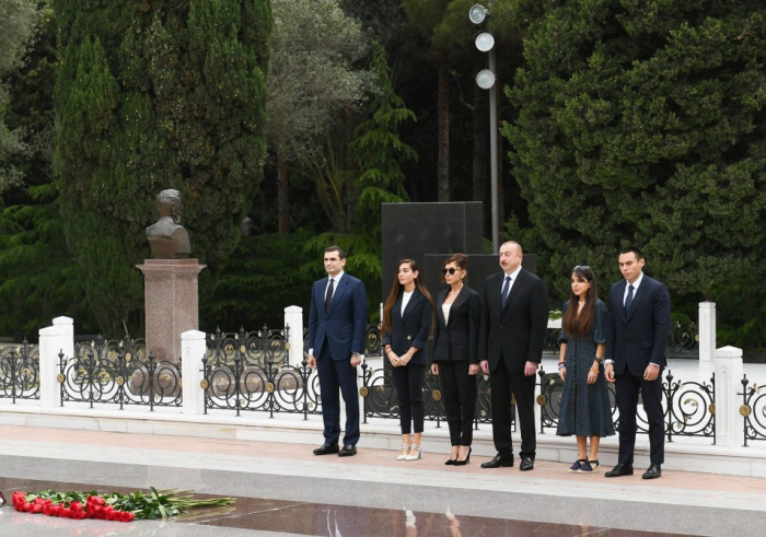  President Aliyev visits grave of national leader Heydar Aliyev 