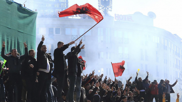   VIDEO:   Lanzan cócteles molotov contra la oficina del primer ministro en Albania